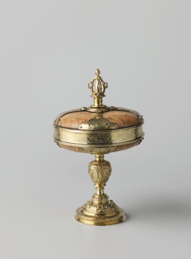 Bowl of burlwood with mount of gilded silver