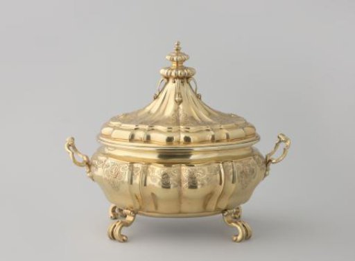 Terrine with lid, of gilded silver, resting on four feet. Vertically divided vessel in concave and convex compartments. Lid correspondingly divided, with moulded knob. Decoration of strapwork. With accompanying underplate