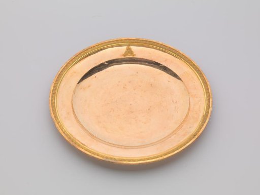 Plate of gilded silver, with palmette border. On the face the engraved coat of arms Potemkin.