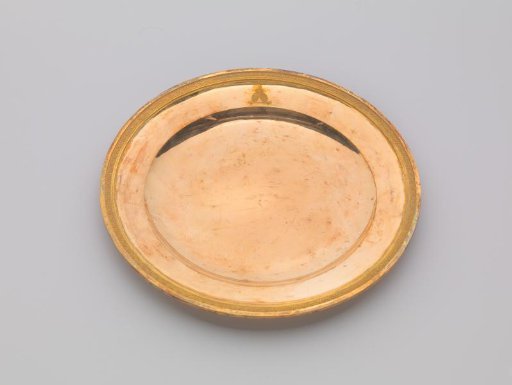 Plate of gilded silver, with a palmette border. On the flat surface the engraved coat of arms of Potemkin.
