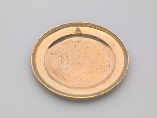 Silver-gilt plate, with palmette border. On the surface the engraved coat of arms of Potemkin.