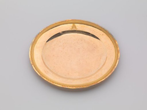 Plate of gilded silver, with palmette border. On the face the engraved coat of arms Potemkin.