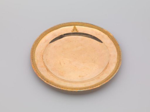 Plate of gilded silver, with palmette border. On the face the engraved coat of arms Potemkin.