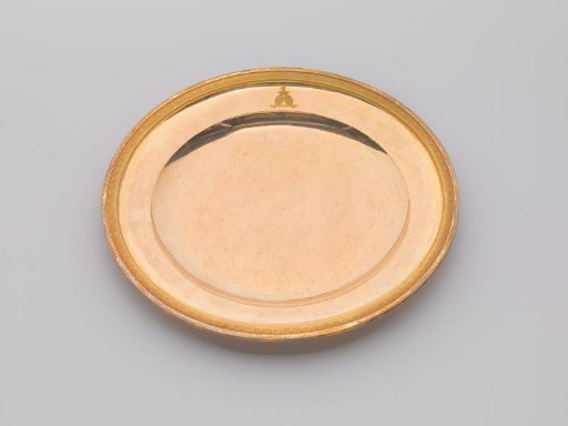 Plate of gilded silver, with palmette border. On the face the engraved coat of arms Potemkin.