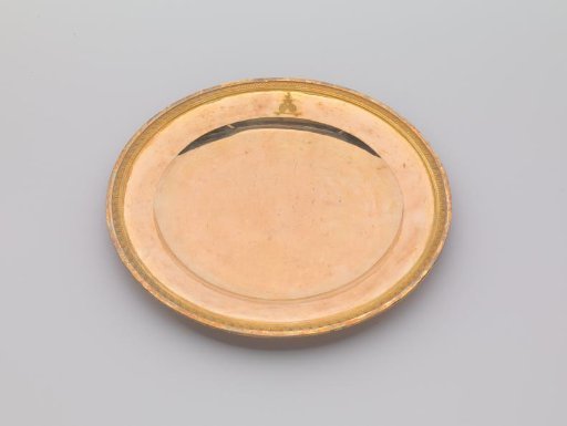 Plate of gilded silver, with palmette border. On the field the engraved coat of arms Potemkin.