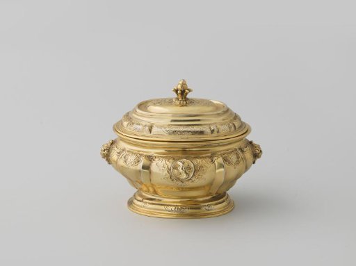 Tureen with lid, of gilded silver