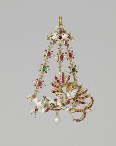 Pendant with a flying cupido
