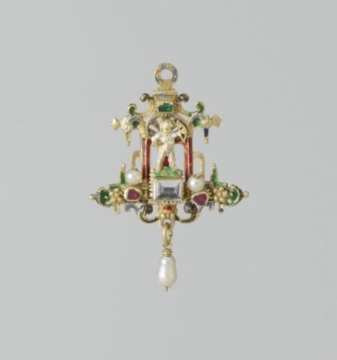 Pendant in the shape of Amor in a niche
