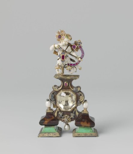 Pendant on a pedestal with Cupid