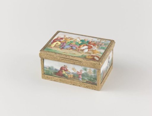Gold snuff box, rectangular with arched lid. Entirely enameled and painted with Chinoiserie