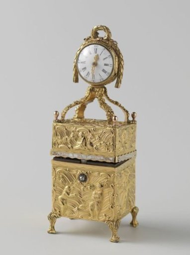 Gold nécessaire with a standing watch on the lid