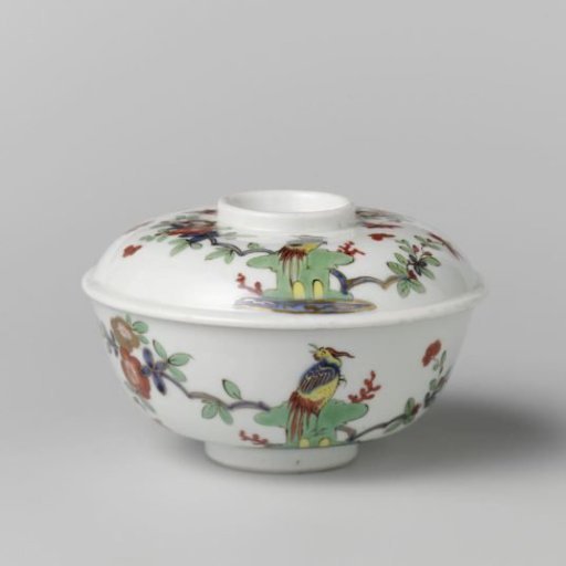 Covered bowl, polychrome painted with a Kakiemon decoration