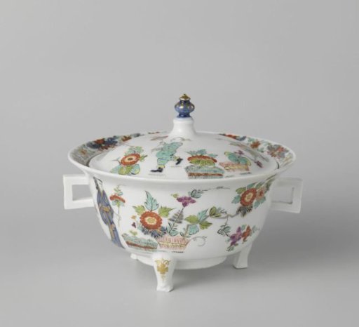 Tureen with lid, multicolored painted with a decoration in the Japanese style