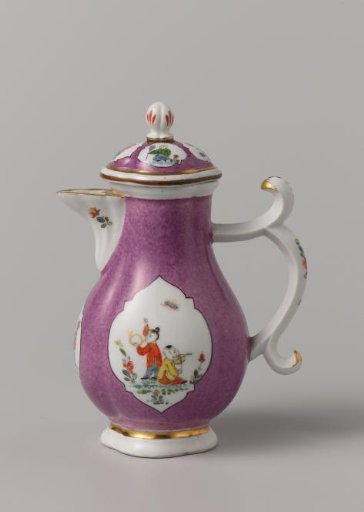 Lid of a milk can, multicolored painted with chinoiserie in cut-out quatrefoils on a violet ground