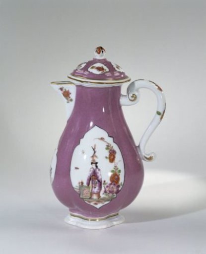 Lid of coffee pot, polychrome decorated with Chinese figures in cut-out quatrefoils on a violet ground
