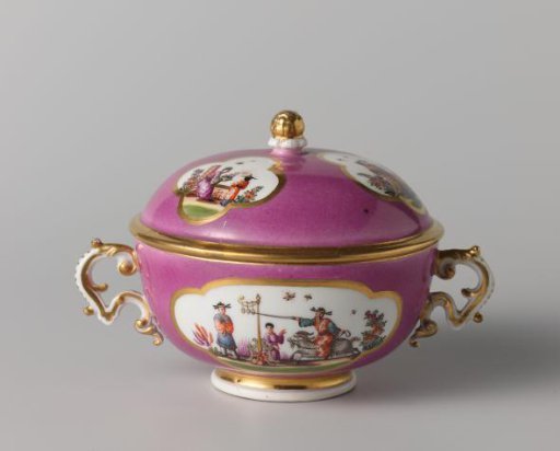 Lid of tureen, polychrome decorated with chinoiserie in cut-out quatrefoils on a violet ground