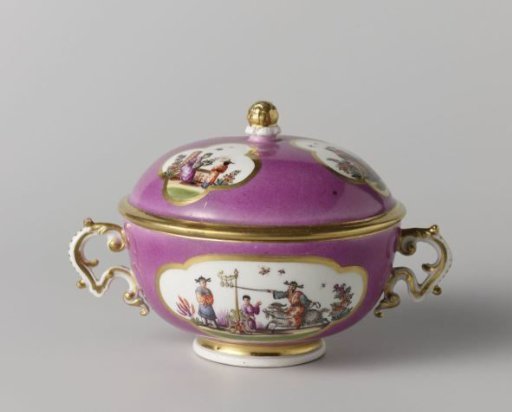 Tureen with lid, multicolored painted with chinoiserie in cut-out quatrefoils on a violet ground