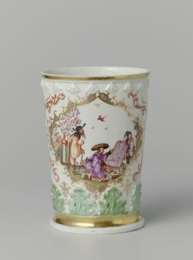 Cup, multicolored painted with chinoiserie in a quatrefoil