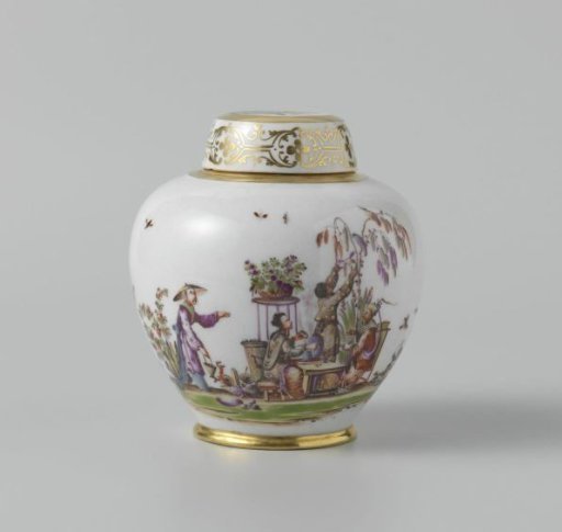 Tea caddy with lid, multicolored painted with chinoiserie and the coat of arms of the Venetian Morosini family