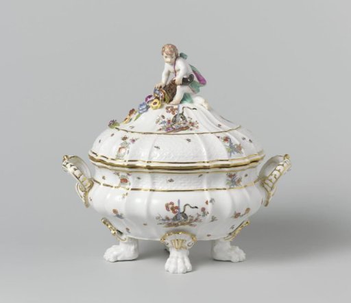 Tureen with lid, multicolored painted with a Kakiemon decoration