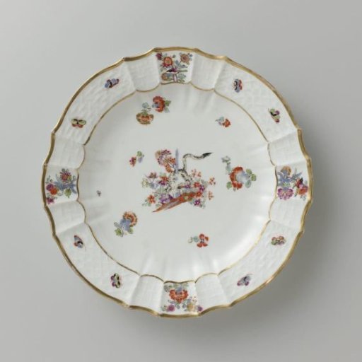 Round plate, polychrome painted with a Kakiemon decoration
