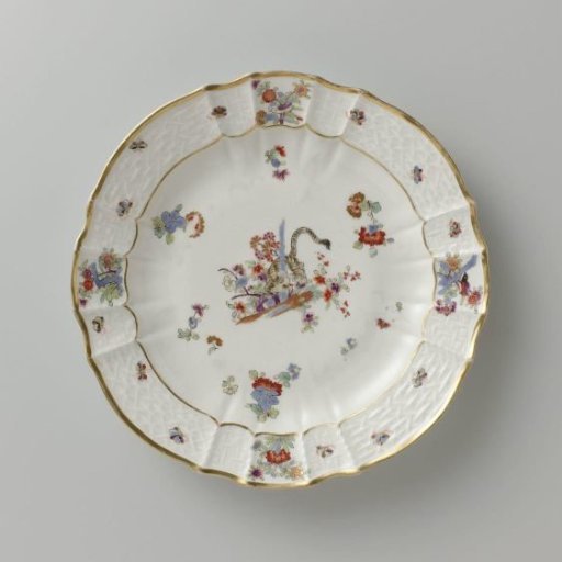 Round Plate, Colorfully Painted with a Kakiemon Decoration