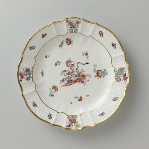 Round Plate, Colorfully Painted with a Kakiemon Decoration