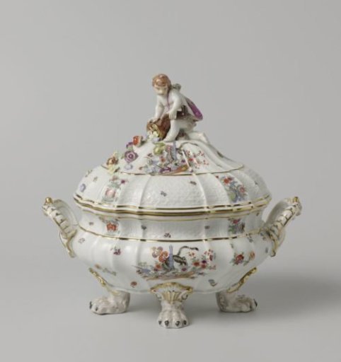 Tureen, multicolored painted with a Kakiemon decoration