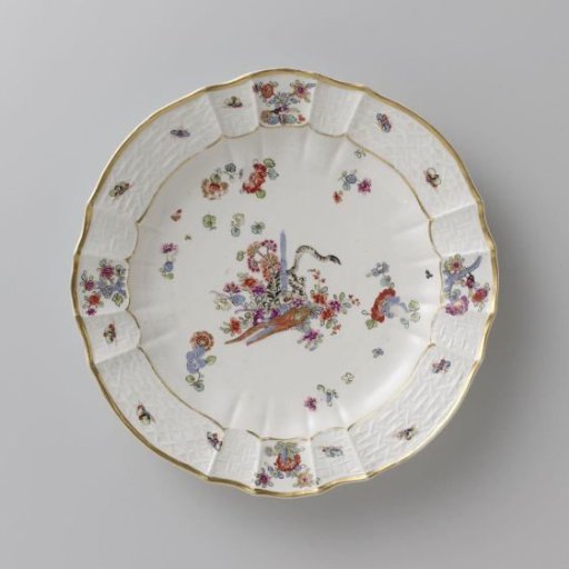 Round plate, multicolored painted with a Kakiemon decoration