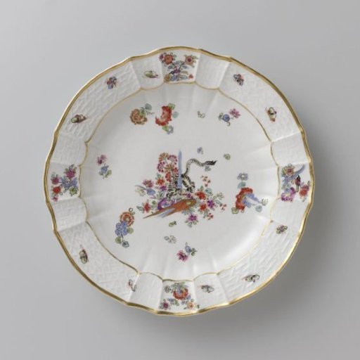 Round plate, multicolored painted with a Kakiemon decoration