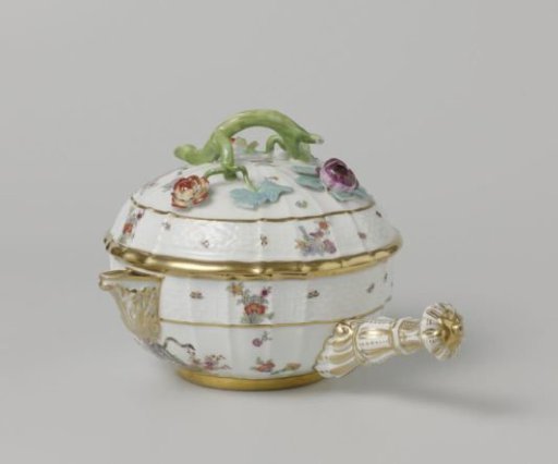 Tureen with lid and handle, multicolored painted with a Kakiemon decoration