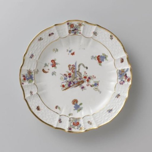 Round plate, polychrome painted with a Kakiemon decoration