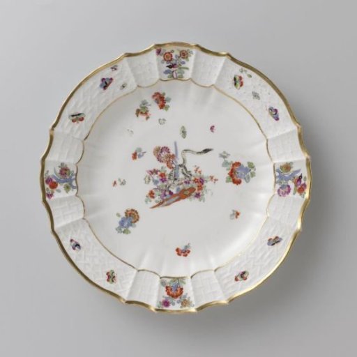 Round plate, polychrome painted with a Kakiemon decoration