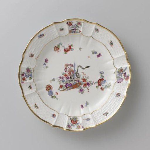 Round plate, polychrome painted with a Kakiemon decoration