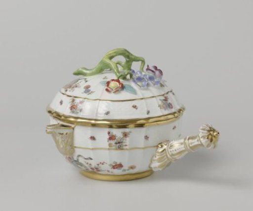 Tureen with lid and handle, multicolored painted with a Kakiemon decoration