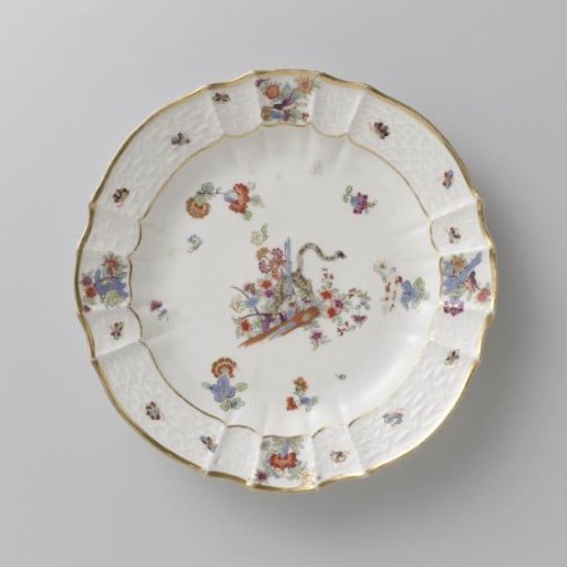 Round plate, multicolored painted with a Kakiemon decoration