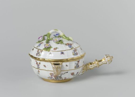 Tureen with lid and handle, multicolored painted with a Kakiemon decoration