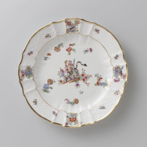 Round plate, multicolored painted with a Kakiemon decoration