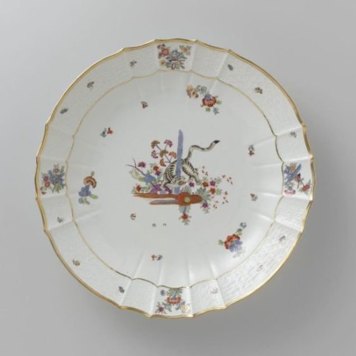 Dish, multicolored painted with a Kakiemon decoration