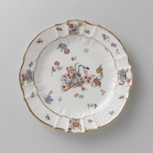 Round plate, multicolored painted with a Kakiemon decoration