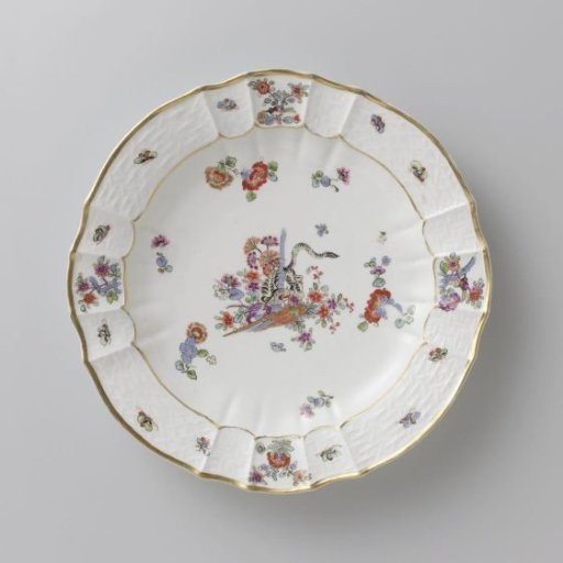 Round plate, multicolored painted with a Kakiemon decoration