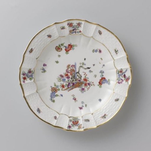 Round plate, multicolored painted with a Kakiemon decoration