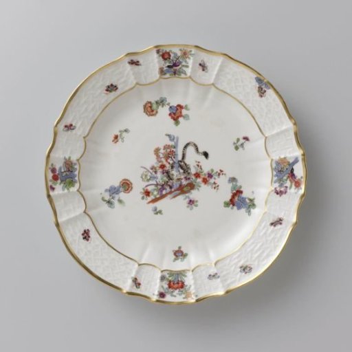 Round plate, multicolored painted with a Kakiemon decoration