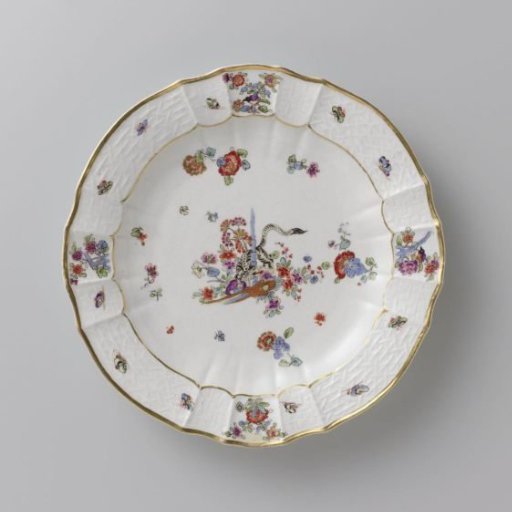 Round plate, polychrome painted with a Kakiemon decoration
