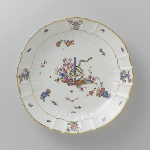 Dish, multicolored painted with a Kakiemon decoration