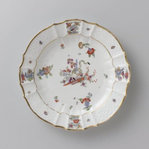 Round plate, polychrome painted with a Kakiemon decoration