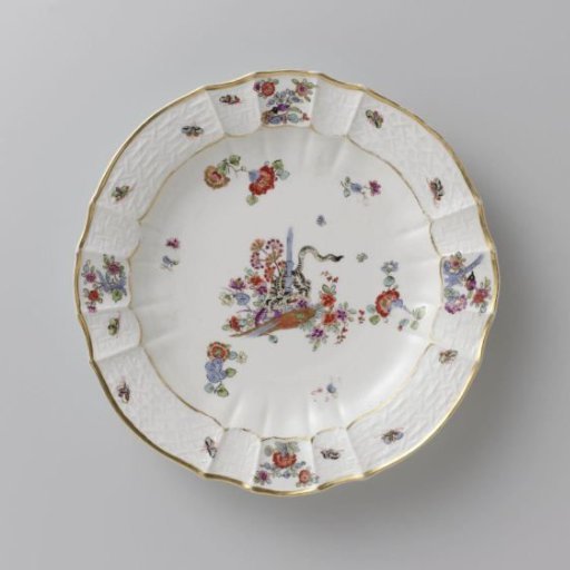 Round plate, polychrome painted with a Kakiemon decoration
