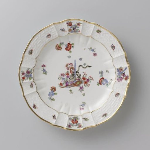 Round plate, polychrome painted with a Kakiemon decoration