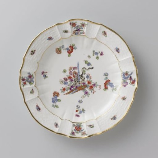 Round plate, polychrome painted with a Kakiemon decoration