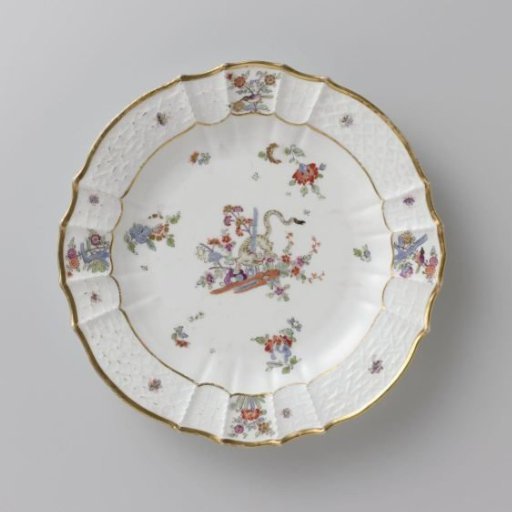 Round plate, polychrome painted with a Kakiemon decoration